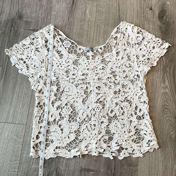 ISSI Adorable fashionable crop cream open crochet top - Picture 2 of 5